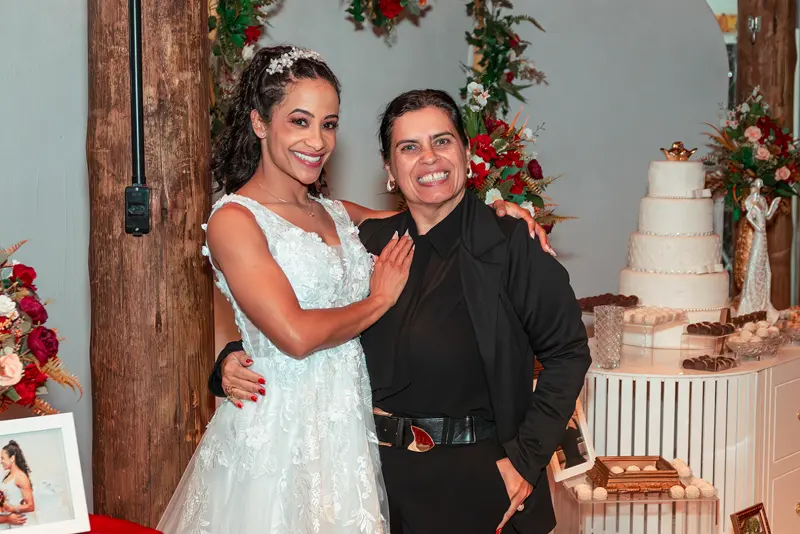 A noiva abraçando a Valerya no dia do casamento