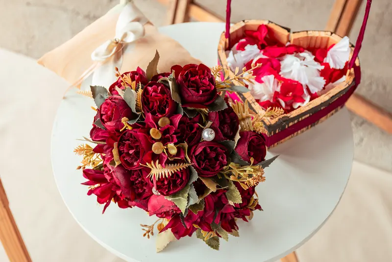 Buquê de rosas vermelhas e detalhes da decoração