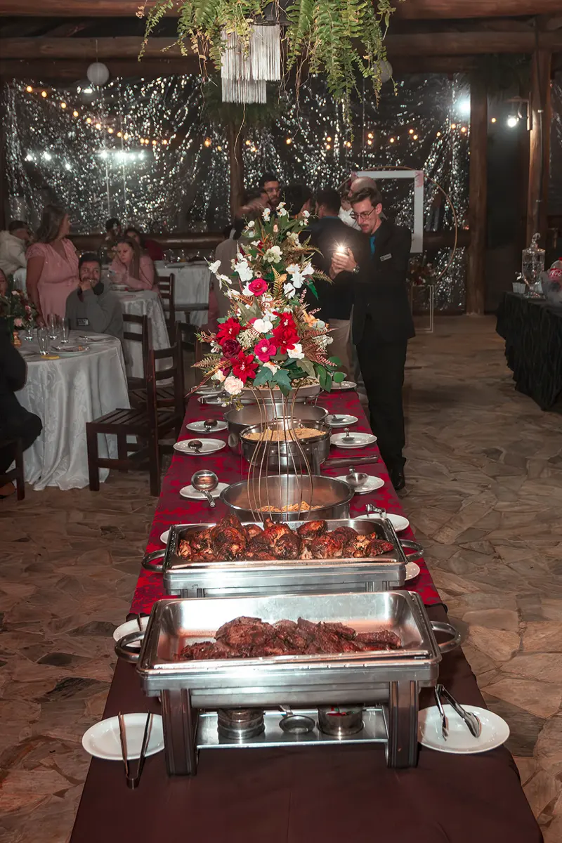 Buffet servido com réchauds e mesa decorada