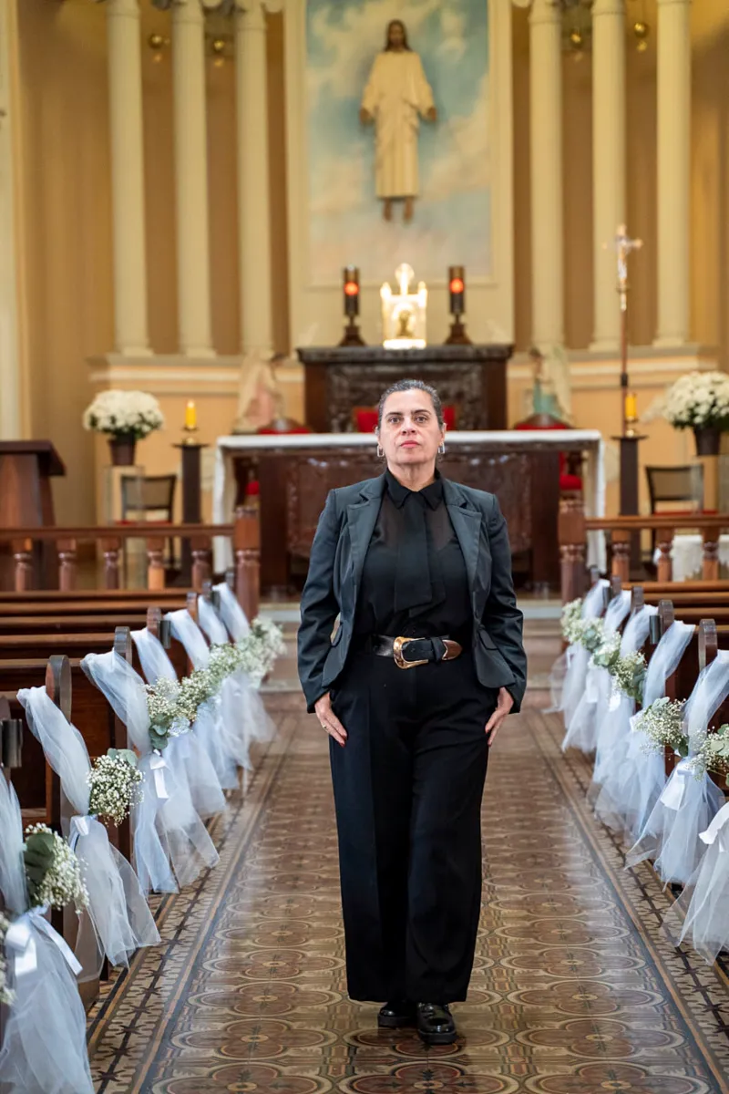 A Excellence Produtora de Eventos no corredor da igreja, antes da cerimônia